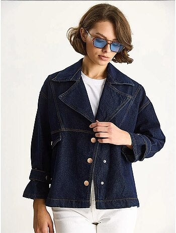 Giacca in look denim con colletto a camicia e chiusura con bottoni lucci