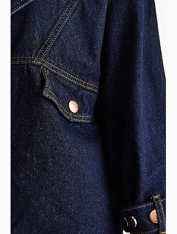 Giacca in look denim con colletto a camicia e chiusura con bottoni lucci
