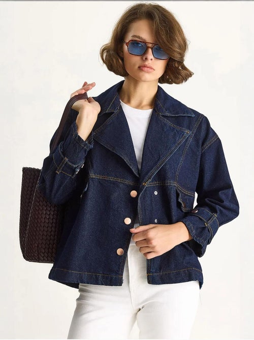 Giacca in look denim con colletto a camicia e chiusura con bottoni lucci - Kiabi Giacca in look denim con colletto a camicia e chiusura con bottoni lucci - Kiabi