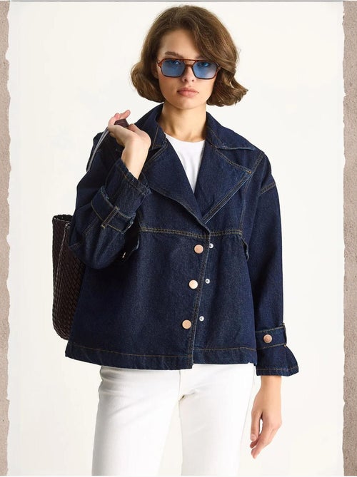 Giacca in look denim con colletto a camicia e chiusura con bottoni lucci - Kiabi Giacca in look denim con colletto a camicia e chiusura con bottoni lucci - Kiabi