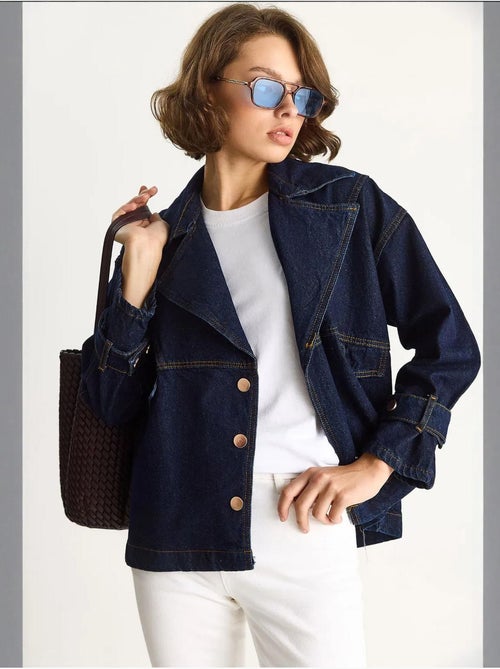 Giacca in look denim con colletto a camicia e chiusura con bottoni lucci - Kiabi Giacca in look denim con colletto a camicia e chiusura con bottoni lucci - Kiabi