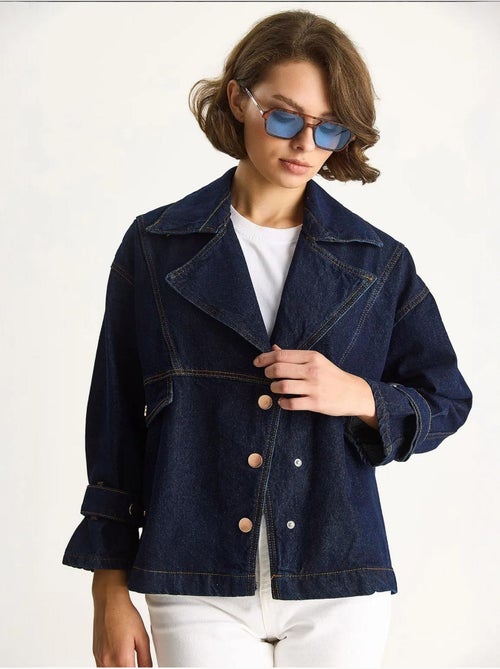 Giacca in look denim con colletto a camicia e chiusura con bottoni lucci - Kiabi Giacca in look denim con colletto a camicia e chiusura con bottoni lucci - Kiabi