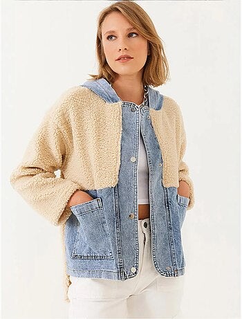 Giacca in pelliccia sintetica con cappuccio e dettagli in denim lucci