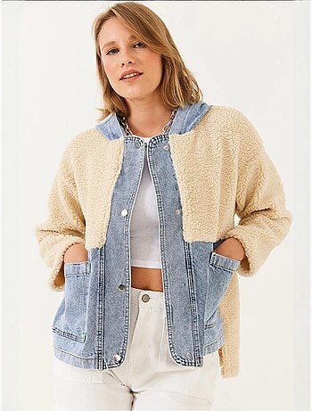 Giacca in pelliccia sintetica con cappuccio e dettagli in denim lucci