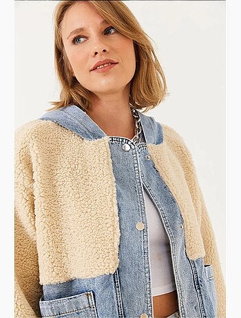 Giacca in pelliccia sintetica con cappuccio e dettagli in denim lucci