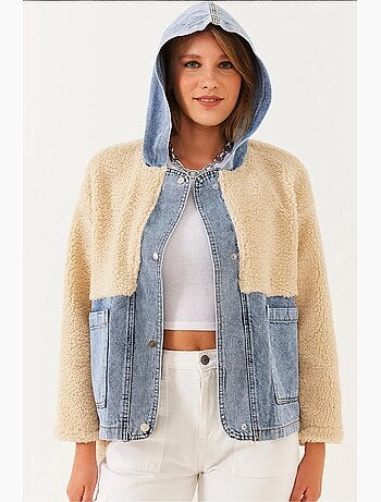 Giacca in pelliccia sintetica con cappuccio e dettagli in denim lucci