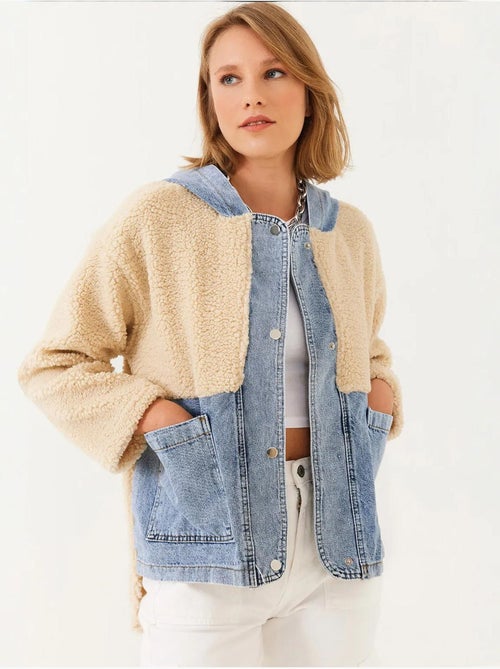 Giacca in pelliccia sintetica con cappuccio e dettagli in denim lucci - Kiabi Giacca in pelliccia sintetica con cappuccio e dettagli in denim lucci - Kiabi