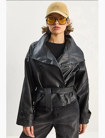Giacca oversize in ecopelle con chiusura a bottoni lucci