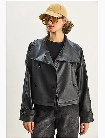Giacca oversize in ecopelle con chiusura a bottoni lucci