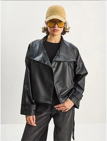 Giacca oversize in ecopelle con chiusura a bottoni lucci