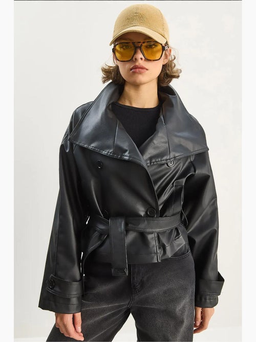 Giacca oversize in ecopelle con chiusura a bottoni lucci - Kiabi Giacca oversize in ecopelle con chiusura a bottoni lucci - Kiabi
