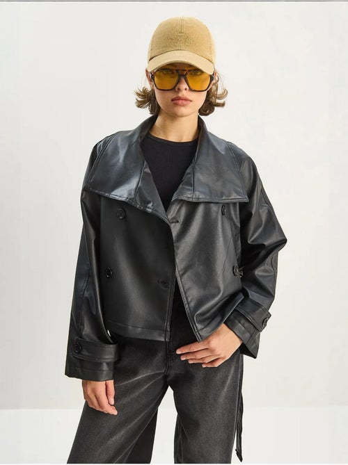 Giacca oversize in ecopelle con chiusura a bottoni lucci - Kiabi Giacca oversize in ecopelle con chiusura a bottoni lucci - Kiabi