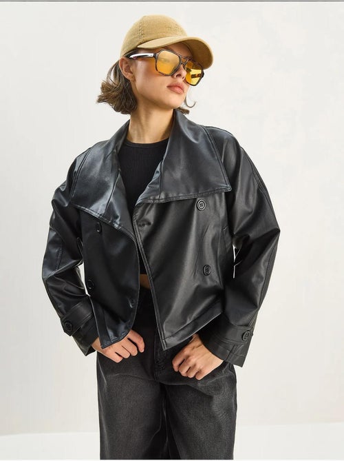 Giacca oversize in ecopelle con chiusura a bottoni lucci - Kiabi Giacca oversize in ecopelle con chiusura a bottoni lucci - Kiabi
