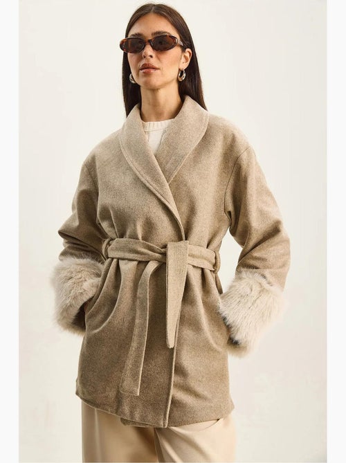 Giacca oversize in feltro con collo a scialle e polsini in pelliccia sintetica lucci - Kiabi Giacca oversize in feltro con collo a scialle e polsini in pelliccia sintetica lucci - Kiabi