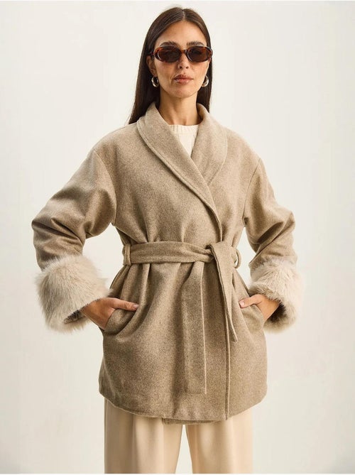 Giacca oversize in feltro con collo a scialle e polsini in pelliccia sintetica lucci - Kiabi Giacca oversize in feltro con collo a scialle e polsini in pelliccia sintetica lucci - Kiabi