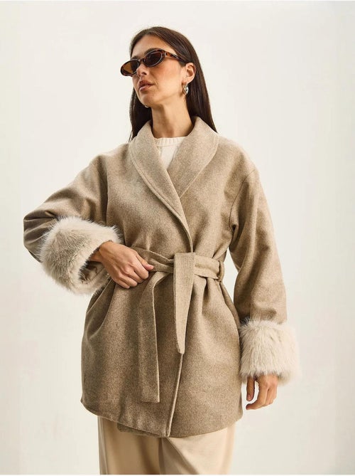 Giacca oversize in feltro con collo a scialle e polsini in pelliccia sintetica lucci - Kiabi Giacca oversize in feltro con collo a scialle e polsini in pelliccia sintetica lucci - Kiabi