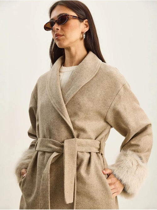 Giacca oversize in feltro con collo a scialle e polsini in pelliccia sintetica lucci - Kiabi Giacca oversize in feltro con collo a scialle e polsini in pelliccia sintetica lucci - Kiabi
