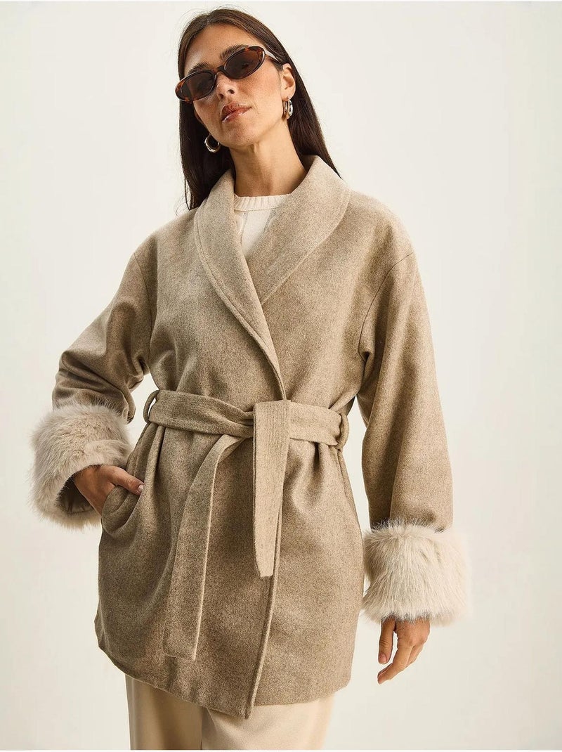 Giacca oversize in feltro con collo a scialle e polsini in pelliccia sintetica lucci Beige argilla - Kiabi