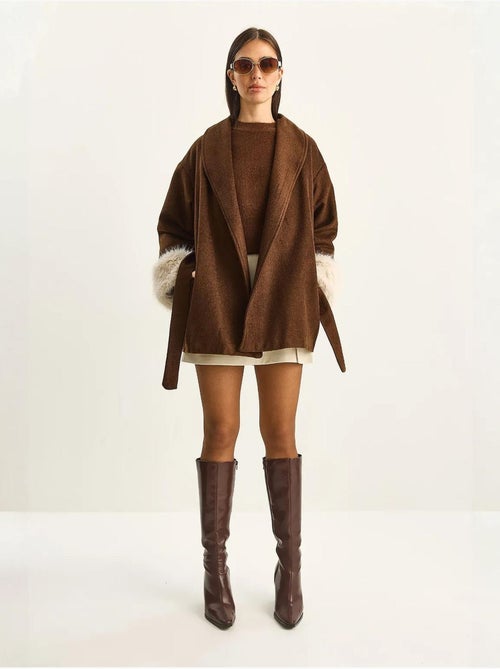 Giacca oversize in feltro con collo a scialle e polsini in pelliccia sintetica lucci - Kiabi Giacca oversize in feltro con collo a scialle e polsini in pelliccia sintetica lucci - Kiabi