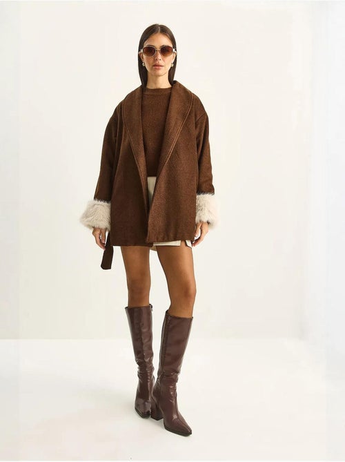 Giacca oversize in feltro con collo a scialle e polsini in pelliccia sintetica lucci - Kiabi Giacca oversize in feltro con collo a scialle e polsini in pelliccia sintetica lucci - Kiabi