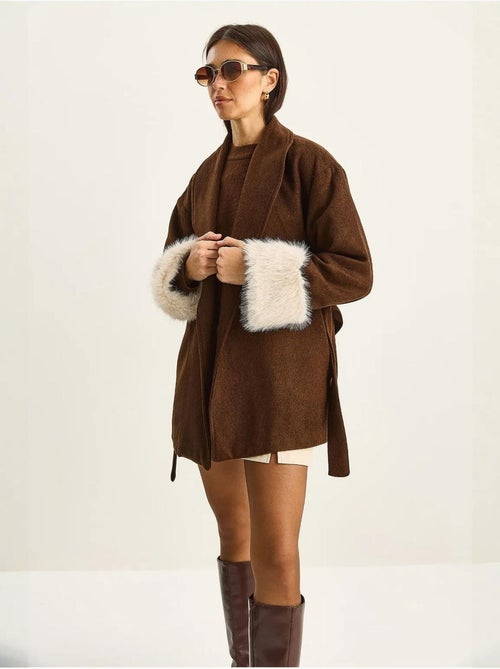 Giacca oversize in feltro con collo a scialle e polsini in pelliccia sintetica lucci - Kiabi Giacca oversize in feltro con collo a scialle e polsini in pelliccia sintetica lucci - Kiabi