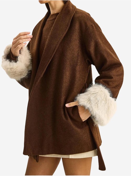 Giacca oversize in feltro con collo a scialle e polsini in pelliccia sintetica lucci - Kiabi Giacca oversize in feltro con collo a scialle e polsini in pelliccia sintetica lucci - Kiabi