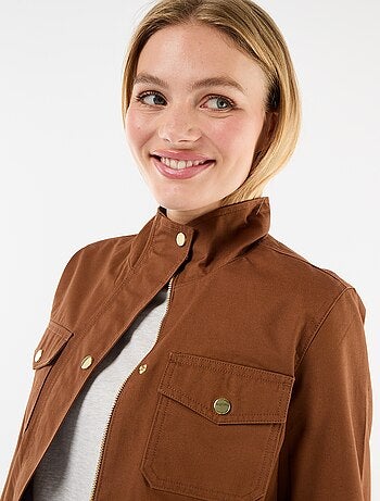 Giacca sahariana con bottoni a pressione sul davanti