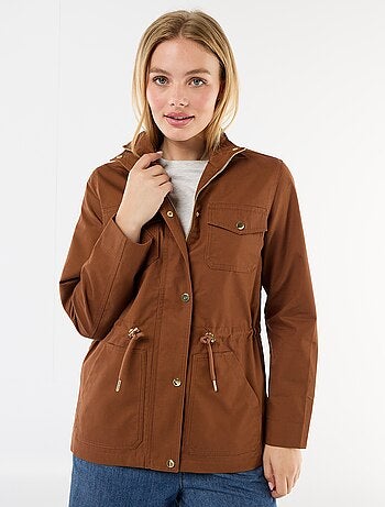 Giacca sahariana con bottoni a pressione sul davanti