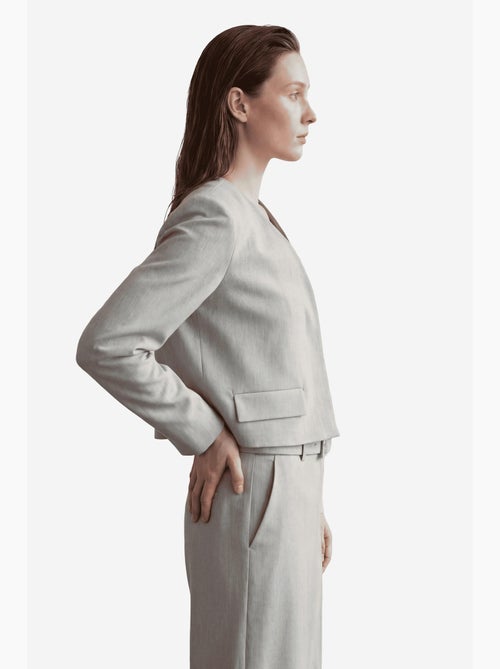 Giacca sartoriale con scollo a v e tasca my fashion - Kiabi Giacca sartoriale con scollo a v e tasca my fashion - Kiabi