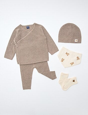 GIFTBOX brassiere + pantaloni + calzini + berretto + bavaglino