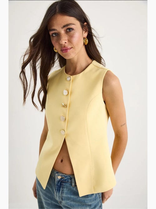 Gilet aderente senza maniche con bottoni sul davanti e scollo girocollo lucci - Kiabi Gilet aderente senza maniche con bottoni sul davanti e scollo girocollo lucci - Kiabi
