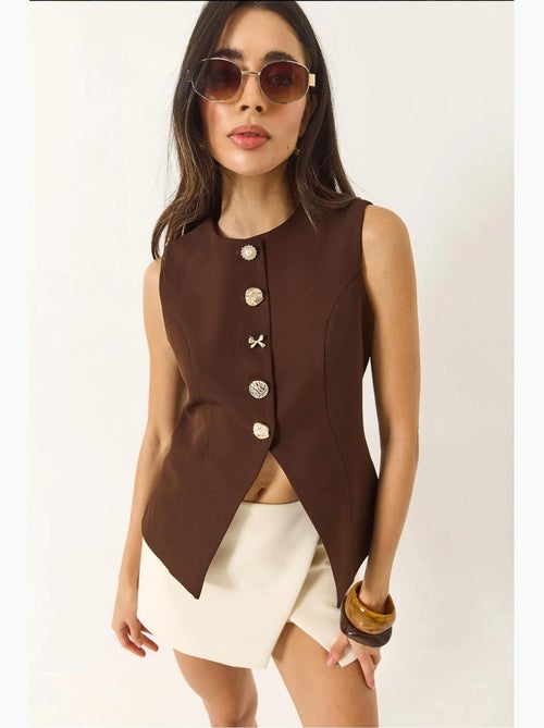Gilet aderente senza maniche con bottoni sul davanti e scollo girocollo lucci - Kiabi Gilet aderente senza maniche con bottoni sul davanti e scollo girocollo lucci - Kiabi