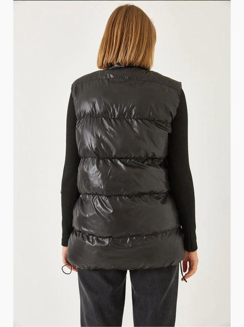 Gilet con doppia tasca con cerniera lucci - Kiabi Gilet con doppia tasca con cerniera lucci - Kiabi