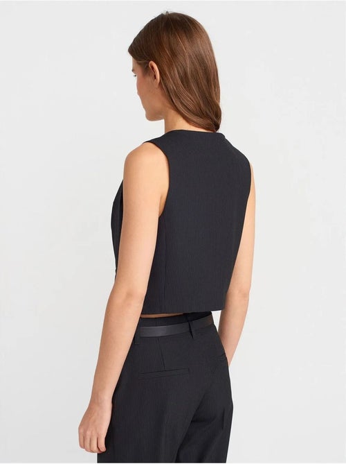 Gilet corto con scollo a v e bottoni dilvin - Kiabi Gilet corto con scollo a v e bottoni dilvin - Kiabi