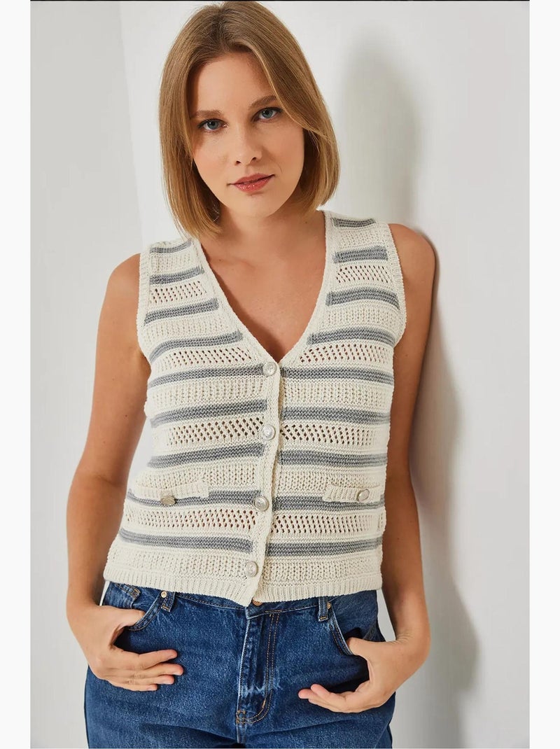 Gilet in maglia a righe con scollo a v e tre bottoni lucci Grigio chiaro - Kiabi