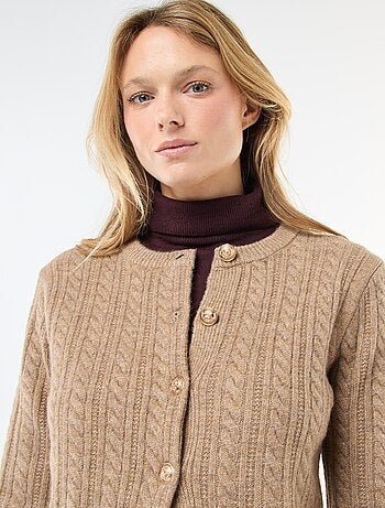 Gilet in maglia a trecce con bottoni dorati