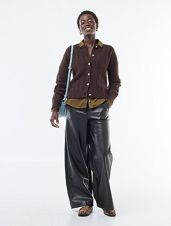 Gilet in maglia a trecce con bottoni dorati