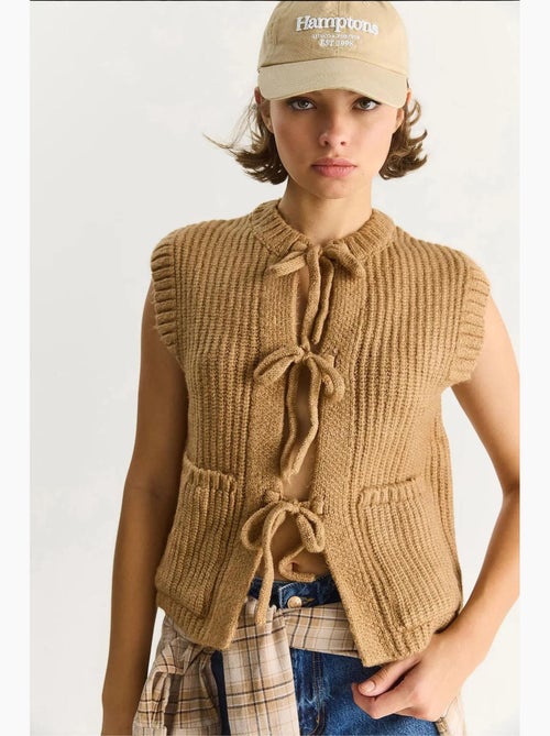Gilet in maglia testurizzata con chiusura a laccetto lucci - Kiabi Gilet in maglia testurizzata con chiusura a laccetto lucci - Kiabi