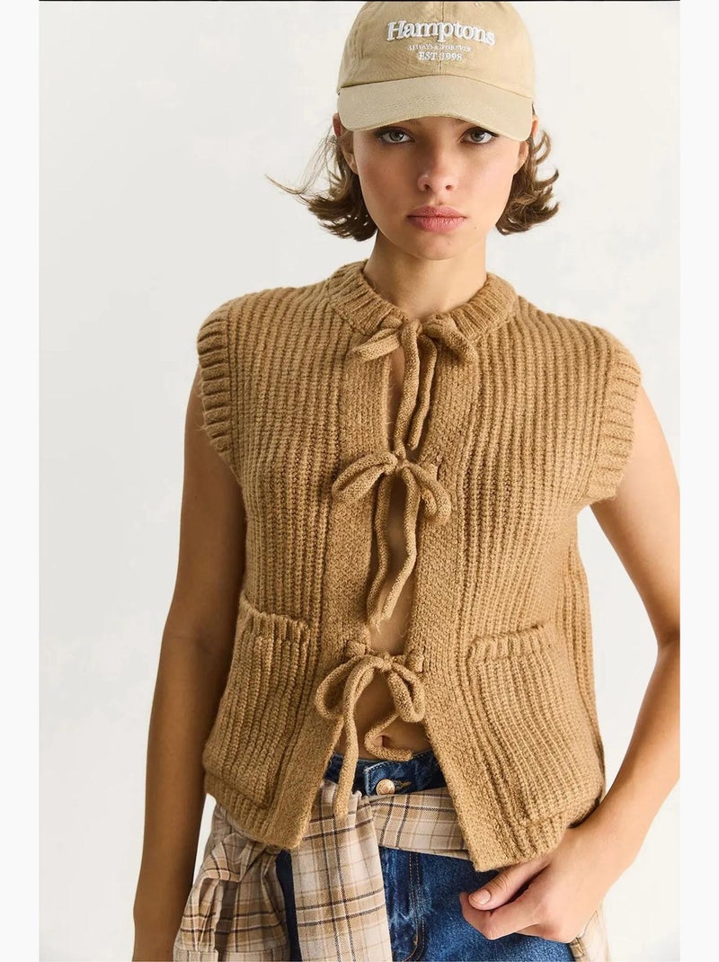 Gilet in maglia testurizzata con chiusura a laccetto lucci Cammello - Kiabi