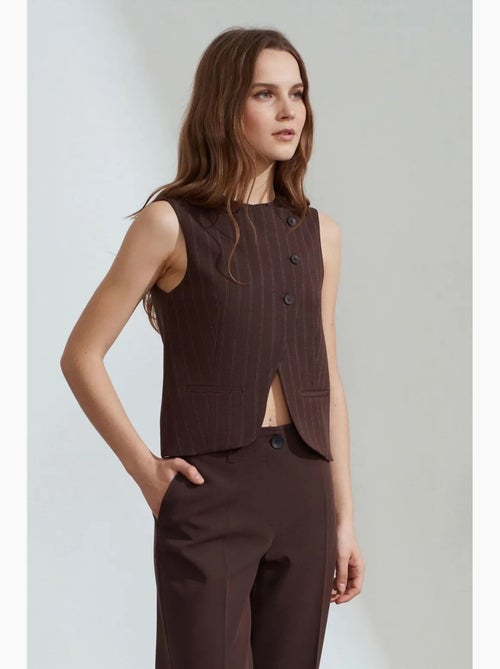 Gilet in tessuto a righe con bottoni dilvin - Kiabi Gilet in tessuto a righe con bottoni dilvin - Kiabi