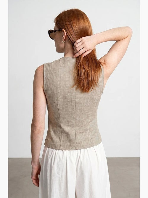 Gilet in tessuto aderente con chiusura frontale a bottoni dilvin - Kiabi Gilet in tessuto aderente con chiusura frontale a bottoni dilvin - Kiabi