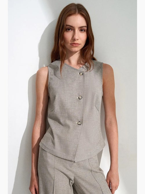 Gilet in tessuto aderente con chiusura frontale a bottoni dilvin - Kiabi Gilet in tessuto aderente con chiusura frontale a bottoni dilvin - Kiabi