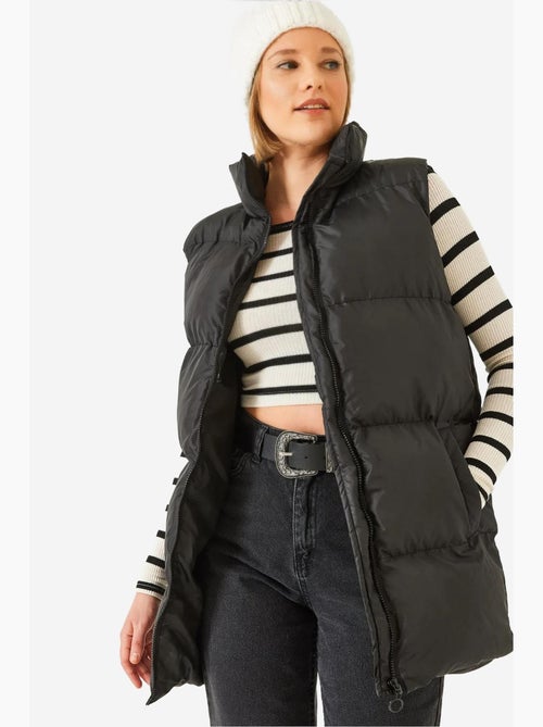Gilet lungo con collo alla coreana e doppie tasche lucci - Kiabi Gilet lungo con collo alla coreana e doppie tasche lucci - Kiabi