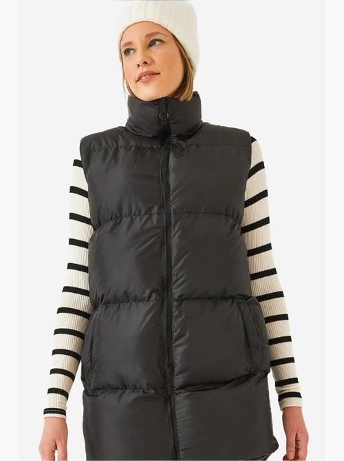 Gilet lungo con collo alla coreana e doppie tasche lucci - Kiabi Gilet lungo con collo alla coreana e doppie tasche lucci - Kiabi
