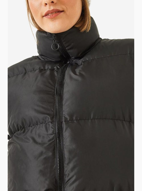 Gilet lungo con collo alla coreana e doppie tasche lucci - Kiabi Gilet lungo con collo alla coreana e doppie tasche lucci - Kiabi
