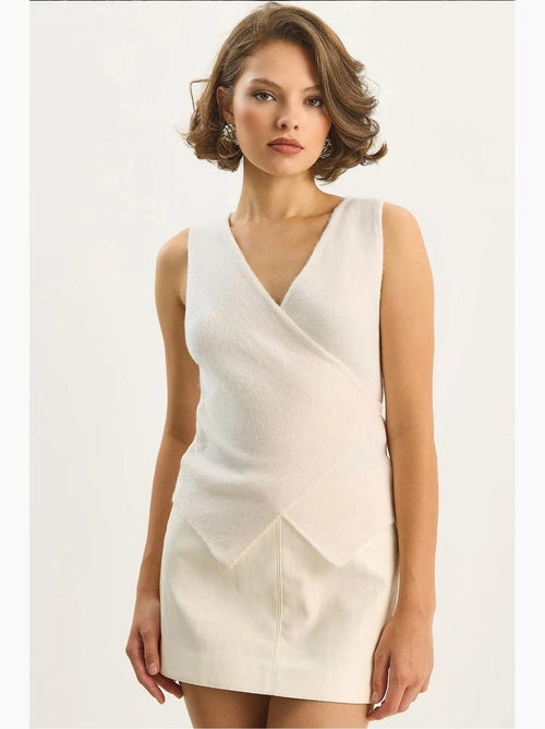 Gilet slim fit con scollo a v e chiusura con laccetti lucci - Kiabi