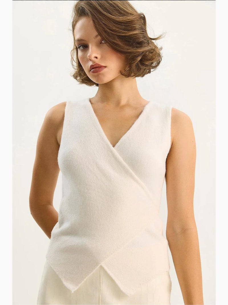 Gilet slim fit con scollo a v e chiusura con laccetti lucci Crema - Kiabi