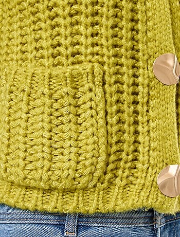 Gilet smanicato con apertura a grandi bottoni martellati