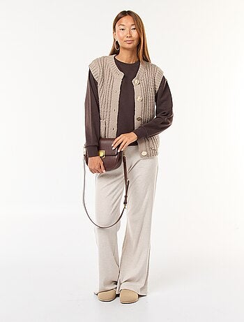 Gilet smanicato con apertura abbottonata