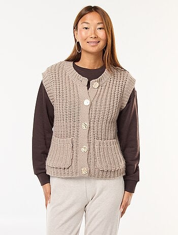 Gilet smanicato con apertura abbottonata